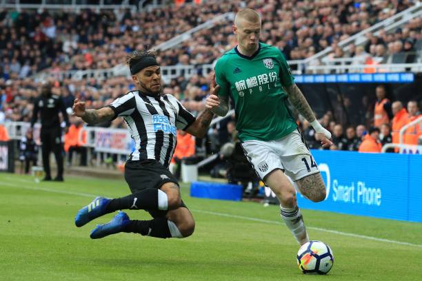 的舞台上展 的舞台上展